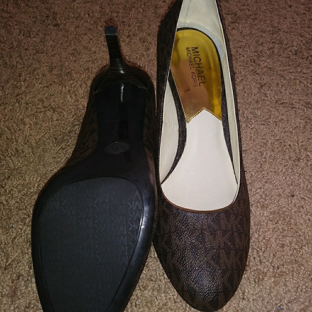 MK signature pumps